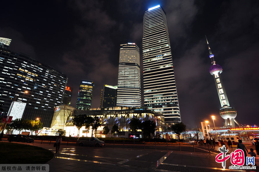 陆家嘴金融贸易区位于浦东新区的黄浦江畔,面对外滩。图为高楼林立的陆家嘴夜景。中国网图片库 郭栋摄影 陆家嘴金融贸易区位于浦东新区的黄浦江畔,面对外滩。图为高楼林立的陆家嘴夜景。中国网图片库 郭栋摄影
