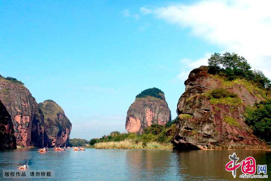龙虎山属于发育到老年期的丹霞地貌,山块离散,呈峰林状,地形高差相对较小。中国网图片库 朱国平 摄 龙虎山属于发育到老年期的丹霞地貌,山块离散,呈峰林状,地形高差相对较小。中国网图片库 朱国平 摄