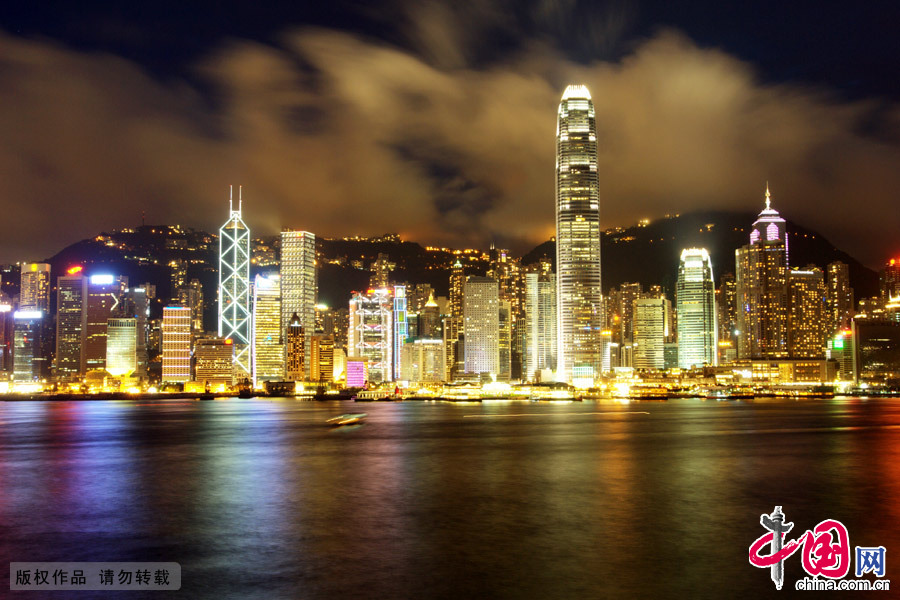 夜幕笼罩下的香港维多利亚港。 中国网图片库 刘少敏摄 夜幕笼罩下的香港维多利亚港。 中国网图片库 刘少敏摄