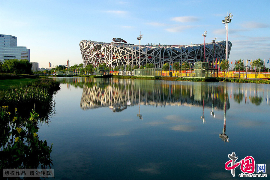 国家体育场是奥林匹克公园的标志性建筑物之一,它位于中心区中轴线东侧、龙形景观水系的西侧。同国家游泳中心、国家体育馆分列于中轴线两侧。中国网图片库 张学胜摄 国家体育场是奥林匹克公园的标志性建筑物之一,它位于中心区中轴线东侧、龙形景观水系的西侧。同国家游泳中心、国家体育馆分列于中轴线两侧。中国网图片库 张学胜摄