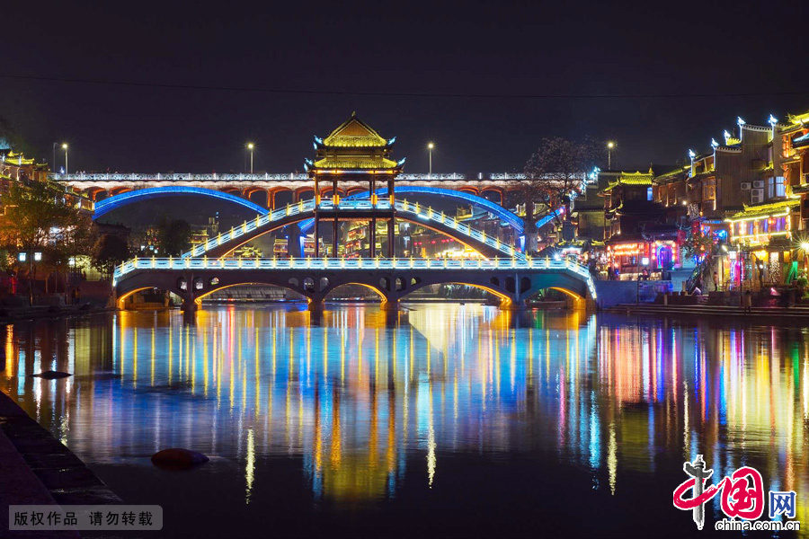 凤凰古城炫丽的夜景。中国网图片库 张旭摄 凤凰古城炫丽的夜景。中国网图片库 张旭摄