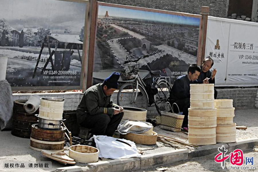 街头摆摊的笼屉匠。 中国网图片库 于大为摄 街头摆摊的笼屉匠。 中国网图片库 于大为摄
