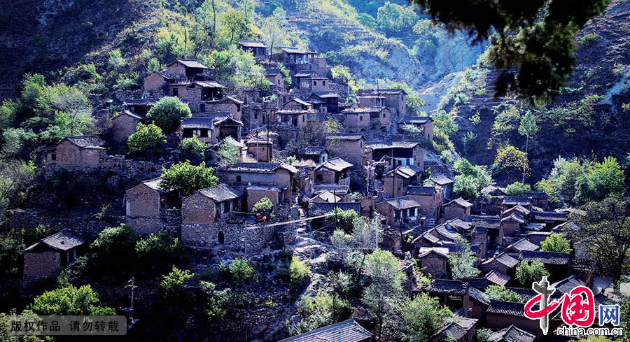 大汖村建筑格局非常奇特,村子整体建在一块巨大的石头山坡上,远远望去,有着江南式样的吊脚楼层层叠叠,极像经典的南方小山村,被当地人戏称为“盂县深山里的布达拉宫”。 大汖村建筑格局非常奇特,村子整体建在一块巨大的石头山坡上,远远望去,有着江南式样的吊脚楼层层叠叠,极像经典的南方小山村,被当地人戏称为“盂县深山里的布达拉宫”。