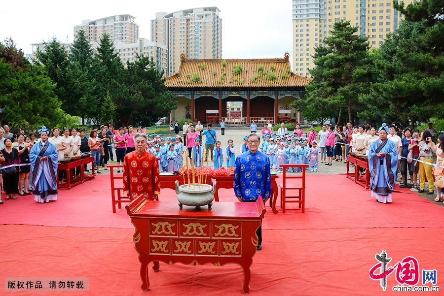 开笔先生带领学前儿童在吉林文庙大成殿祭拜孔子。