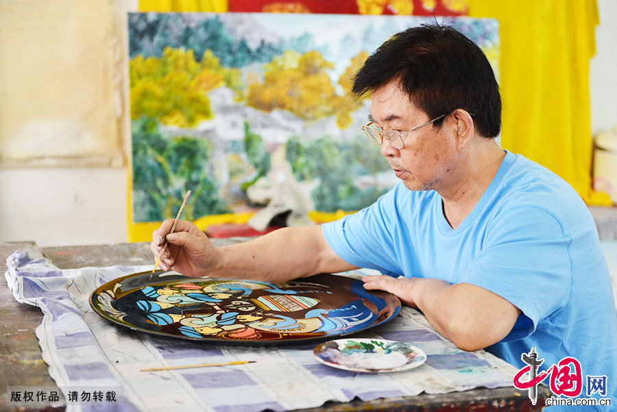 67岁的程天德，是“重庆漆器髹饰技艺”传承人，他40年潜心专研漆器技艺，并在继承传统漆器工艺中琢磨出“幻彩漆画”，使古老的民间漆艺焕发出新的光彩。