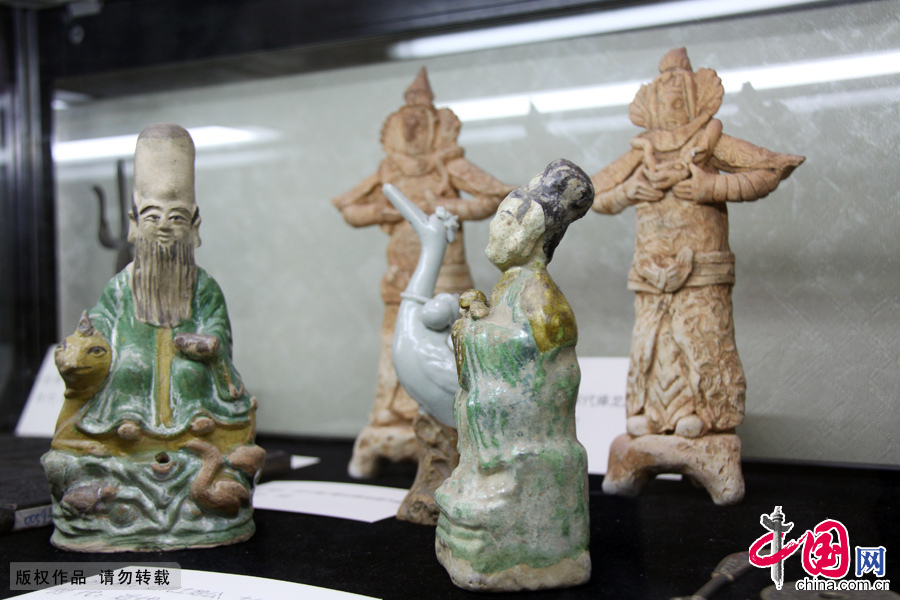 鹰潭历史文化展,近代土地公、土地母瓷塑。中国网记者 杨挺/摄 鹰潭历史文化展,近代土地公、土地母瓷塑。中国网记者 杨挺/摄