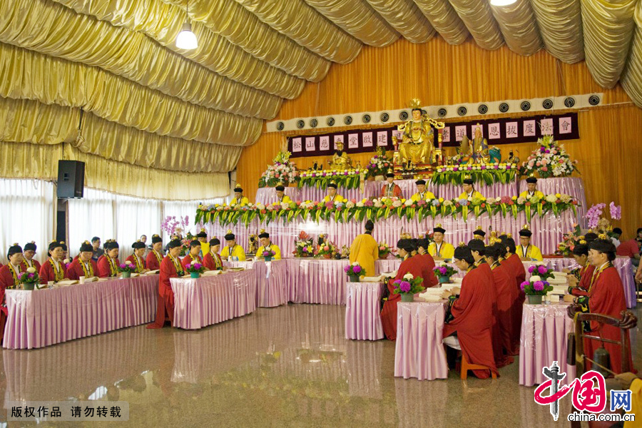 台湾台北市,松山慈惠堂,一年一度的瑶池金母大天尊(王母娘娘)圣诞孝道报恩超度法会。 台湾台北市,松山慈惠堂,一年一度的瑶池金母大天尊(王母娘娘)圣诞孝道报恩超度法会。