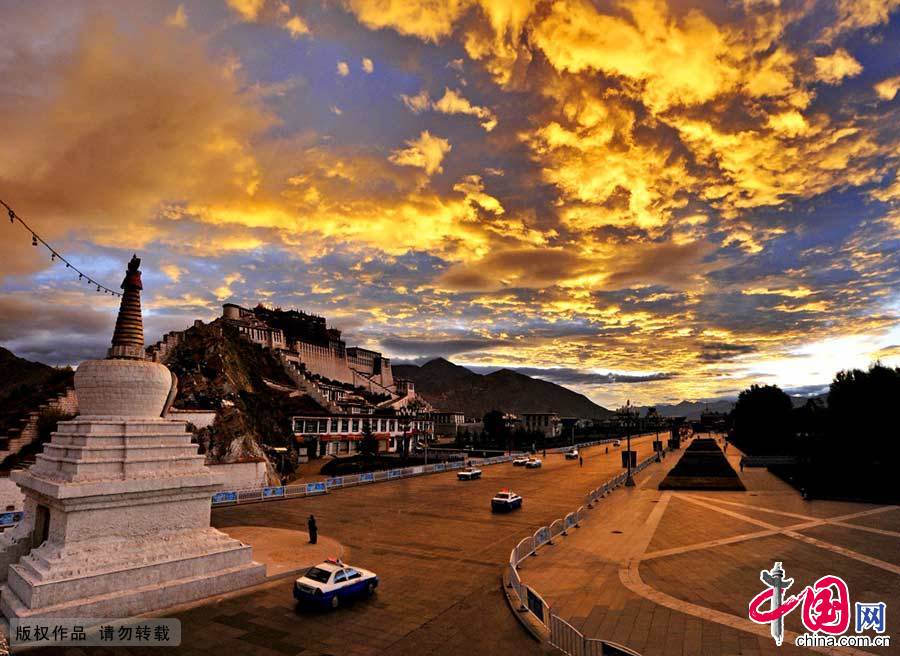 布达拉宫是著名的藏式宫堡式建筑，也是藏族古代建筑和中国古代建筑艺术的杰出代表，享有“世界屋脊上的明珠”的美誉。