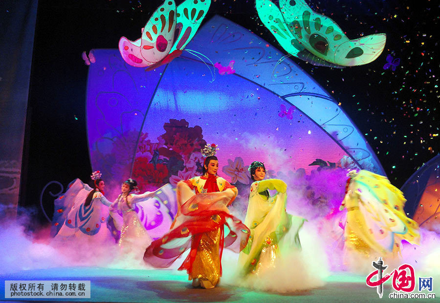 自西晋以来,梁祝传说在民间流传已有1700多年,是中国最具魅力的口头传承艺术,也是唯一在世界上产生广泛影响的中国民间传说。图为演员在苏州表演越剧明星版《梁山伯与祝英台》(资料图)。中国网图片库 王建康/摄 自西晋以来,梁祝传说在民间流传已有1700多年,是中国最具魅力的口头传承艺术,也是唯一在世界上产生广泛影响的中国民间传说。图为演员在苏州表演越剧明星版《梁山伯与祝英台》(资料图)。中国网图片库 王建康/摄