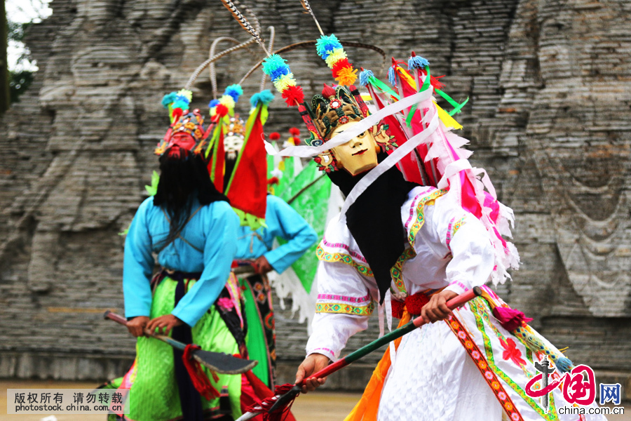  贵州屯堡地戏又称“跳神”,是盛行于贵州安顺市屯堡区域的一种民间戏曲。以其粗犷、奔放的艺术个性和深邃的文化内涵而深受屯堡人的欢迎。
